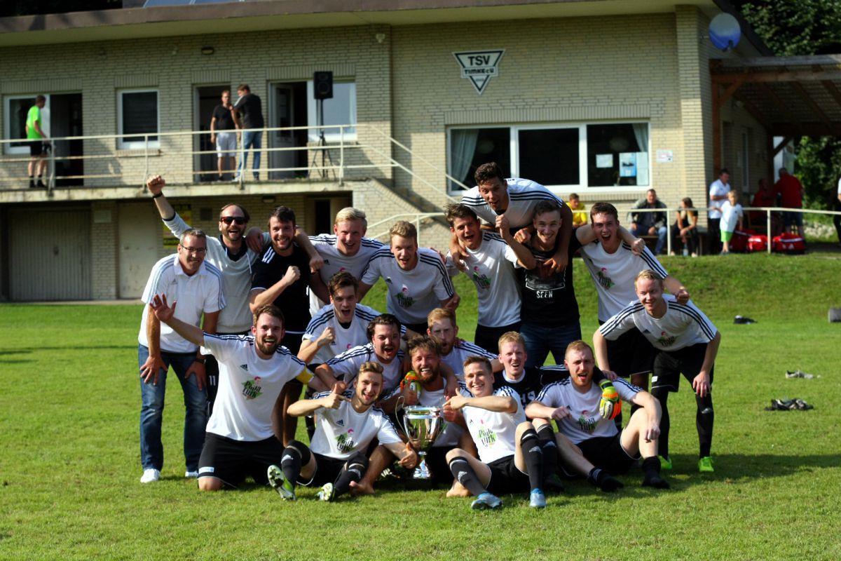 Die Spieler des Kreisliga-Aufsteigers TSV Bülstedt/Vorwerk bejubeln den Turniersieg beim Ausstellungscup des FC Ummel.  