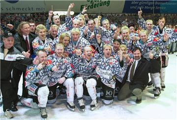 Die Spieler des REV Bremerhaven nach dem entscheidenden Sieg gegen den ERC Ingolstadt.