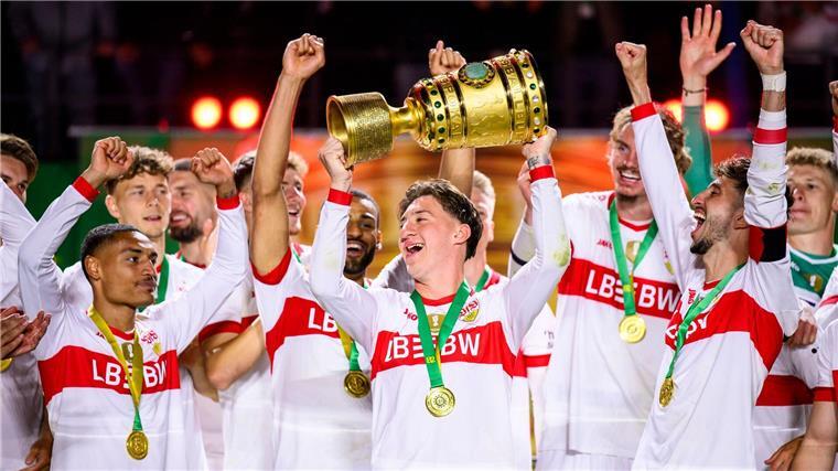 Die Spieler des VfB Stuttgart freuten sich über ihren Sieg. Mit 4:2 setzen sie sich im DFB-Pokal-Finale gegen Arminia Bielefeld durch.