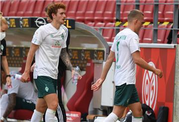 Die Spieler Joshua Sargent (links) und Ludwig Augustinsson gehen nach einer Niederlage vom Platz. Von weniger Gehalt dürften sie ebenso wenig begeistert sein.