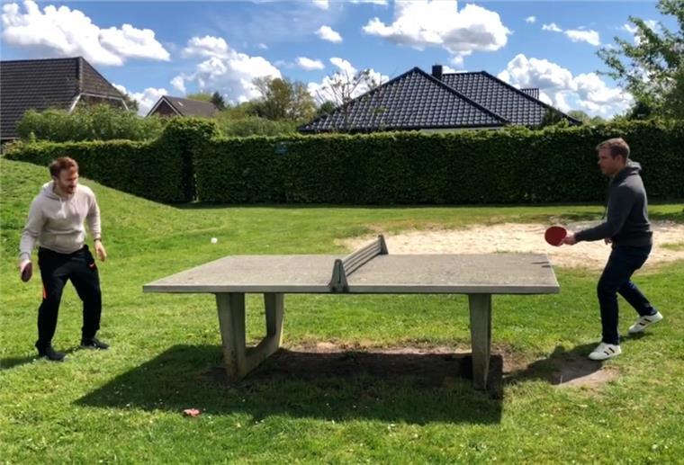 Das Comeback der Beton-Tischtennisplatten Die Spieler vom Regionalligisten TSV Lunestedt, Anton Depperschmidt (links) und Matti von Harten, haben auch draußen Spaß beim Spielen.