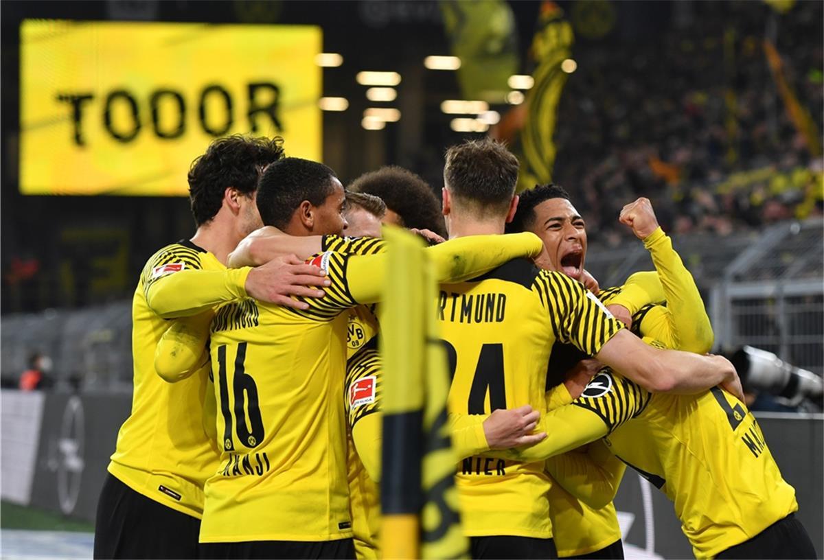 Bundesliga: Dortmund rückt dicht an Bayern ran Die Spieler von Borussia Dortmund jubeln hier beim Tor zum 1:0 und später noch einmal nach dem Treffer zum 2:1.