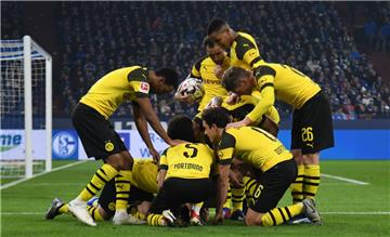 Die Spieler von Dortmund bejubeln das 2:1 gegen Schalke. 
