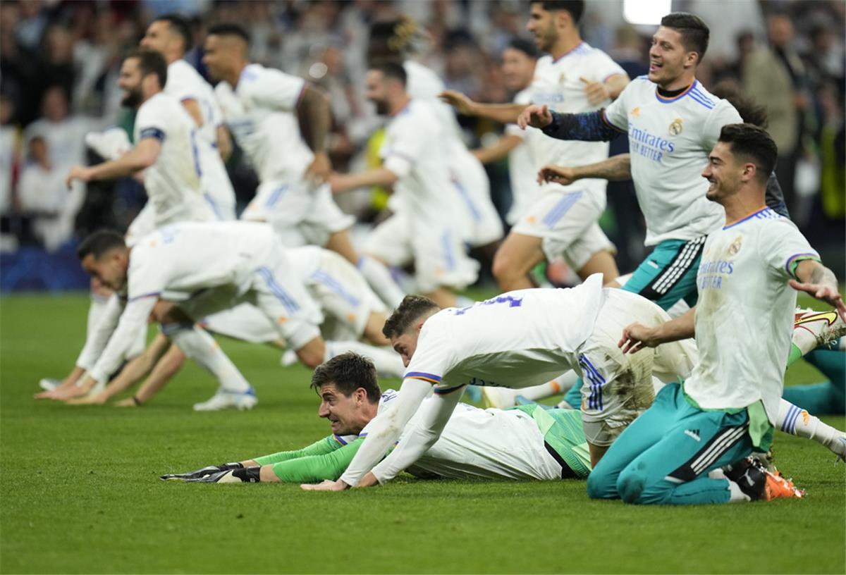 Fußball-Wahnsinn im Bernabeu: Real nach magischer Nacht im Finale Spieler von Real Madrid feiern nach dem 3:1 Sieg.