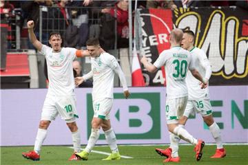 Die Spieler von Werder Bremen jubeln über den Treffer zum 2:0.