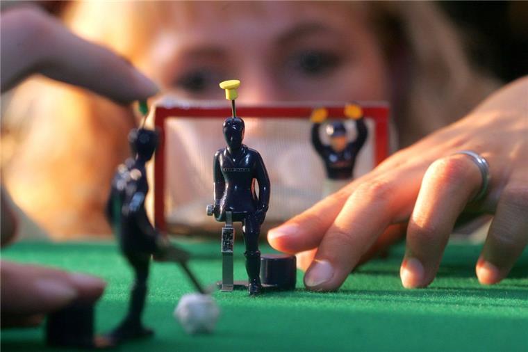 Die Spielfiguren bei Tipp-Kick haben einen Knopf im Kopf. Wird der betätigt, schnellt das rechte Bein der Figur nach vorn und „schießt“ so den zwölfeckigen Plastikball idealerweise ins Tor des Gegners. Das Spiel wurde bereits 1921 zum Patent angemeldet und erfreut sich bis heute immenser Beliebtheit. Seit 1959 werden Deutsche Meisterschaften ausgetragen. 