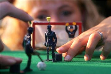 Die Spielfiguren bei Tipp-Kick haben einen Knopf im Kopf. Wird der betätigt, schnellt das rechte Bein der Figur nach vorn und „schießt“ so den zwölfeckigen Plastikball idealerweise ins Tor des Gegners. Das Spiel wurde bereits 1921 zum Patent angemeldet und erfreut sich bis heute immenser Beliebtheit. Seit 1959 werden Deutsche Meisterschaften ausgetragen. 