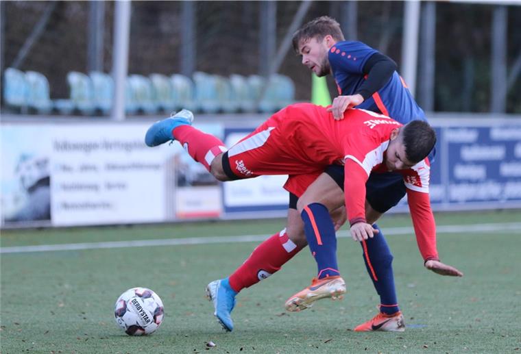 Fußballer in Niedersachsen pausieren noch länger Die Spielpause bis mindestens 19. April betrifft auch den Bezirksligisten SV Brake (Spieler im roten Trikot). Auch der Trainingsbetrieb ist zurzeit ausgesetzt.