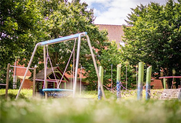 Blick auf einen Spielplatz.