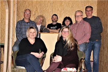 Die Spielschar des Bürgervereins Sürwürden/Alse probt ihr neues Stück, das am 18. Januar Premiere feiern wird. Das Foto zeigt (hinten von links) Wilfried Oltmanns, Irmgard Hellmers, Jörg Meier, Renate Brandt, Andreas Wulff und Jens Horstmann sowie sitzend (von links) Frauke Kranz und Beate Arens.