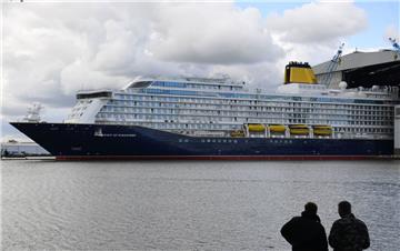 Die "Spirit of Discovery" beim Verlassen des Baudocks der Meyer Werft.