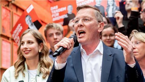 Die Spitzenkandidaten der CDU für die Bürgerschaftswahl, Frank Imhoff und Wiebke Winter (l), äußern sich nach Bekanntgabe der ersten Prognose für die Wahl zur Bremischen Bürgerschaft auf der CDU-Wahlparty.