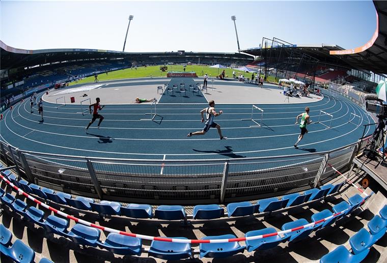 Deutsche Leichtathleten messen sich in Geistermeisterschaften Die Sportler laufen vor leeren Rängen.