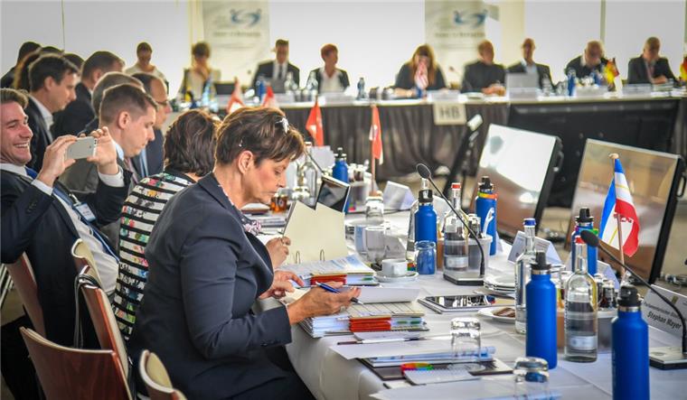 Sportminister fordern härtere Strafen bei Gewalt gegen Schiedsrichter Die Sportminister der 16 Bundesländer tagten in Bremerhaven.