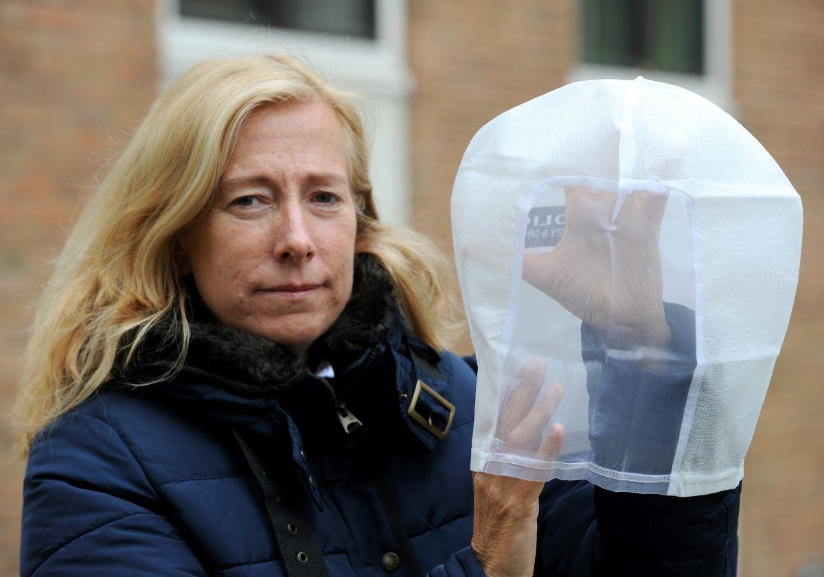 Dank Schutzhaube: Weniger Spuckattacken auf Bremer Polizisten Die Sprecherin des Bremer Innensenators Rose Gerdts-Schiffler stellt eine der Spuckschutzhauben vor, die sich laut Polizei bewährt haben.