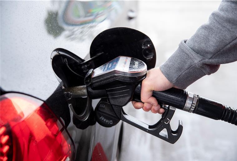 Die Spritpreise können Autofahrer zwar nicht ändern. Sie sollten aber vor dem Tanken nach dem günstigsten Preis suchen. Ein Vergleich lohnt sich.