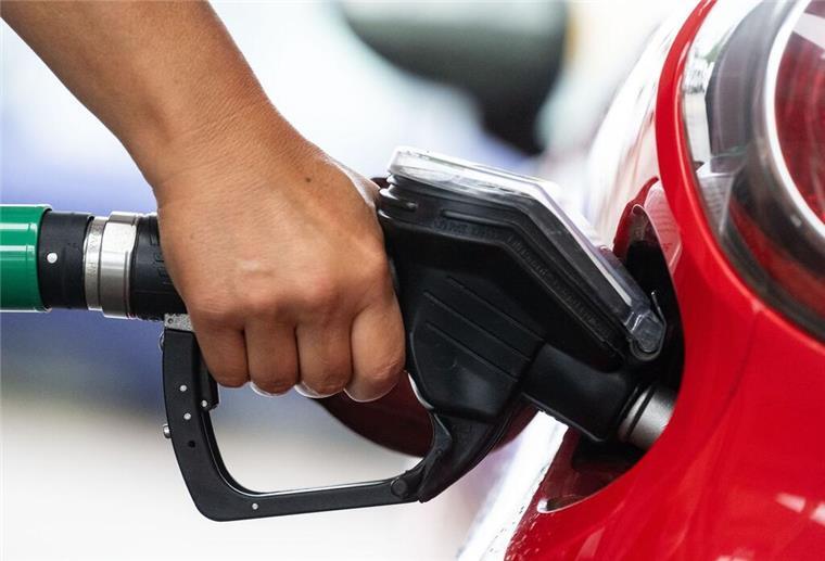 Bester Zeitpunkt zum Tanken hat sich verschoben: Wann Sprit am günstigsten ist Eine Frau hält einen Zapfhahn in der Hand und betankt damit ein Auto. Die Spritpreise schwanken aktuell heftig. Wir zeigen, wann die beste Zeit zum Tanken ist.