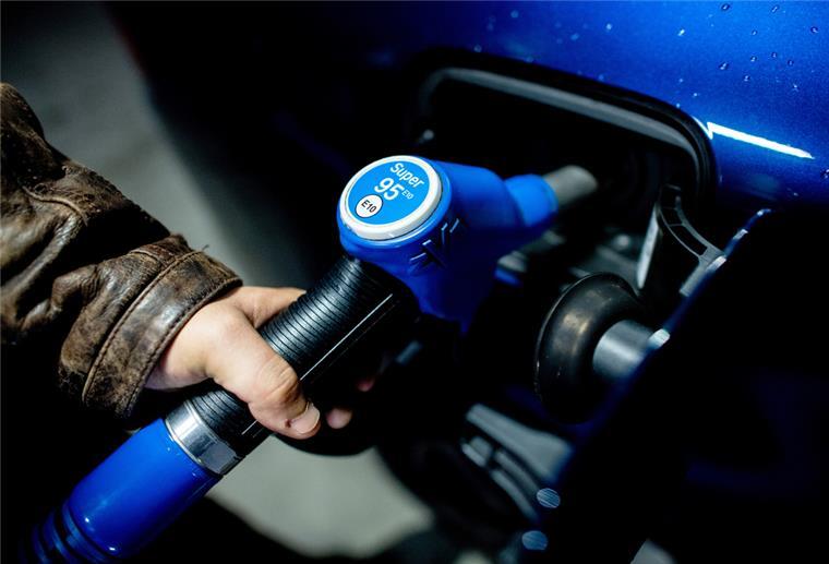 Spritpreise steigen immer weiter: Diesel kratzt an 2-Euro-Marke Ein Mann steckt kurz nach Mitternacht die Zapfpistole aus der Tanksäule an einer Tankstelle in sein Fahrzeug, um es mit Super E10 zum Preis von 1,799 Euro je Liter zu betanken.
