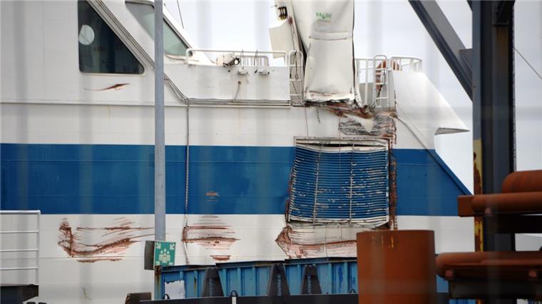 Ehemalige Elbfähre kollidiert mit Frachter vor Cuxhaven Die Spuren der Kollision sind an der ehemaligen Elbfähre in Cuxhaven gut zu sehen.