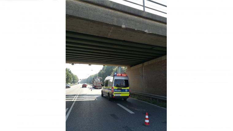 Bremerhaven: Schwertransport bleibt unter Brücke hängen Die Spuren sind noch gut zu sehen: Ein Schwertransporter ist auf der Grimsbystraße in Bremerhaven gegen eine Eisenbahnbrücke geknallt.