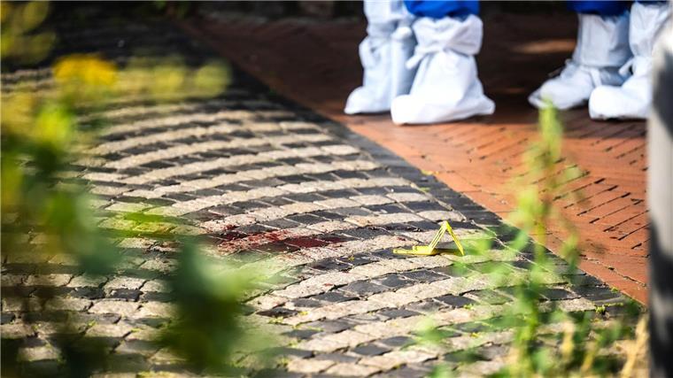 Drei Verletzte bei Auseinandersetzung in Bremen Die Spurensicherung untersucht Blut auf der Fahrbahn.