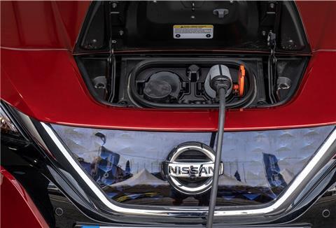 Modell eines Plug-in-Hybrid-Elektroautos des Herstellers Nissan