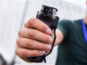 Die Staatsanwaltschaft ermittelt nach einer Pfefferspray-Attacke gegen mehrere Polizisten in Bremen.