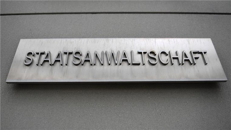 Vorbeifahrenden Lastwagen beschossen - Mann angeklagt Die Staatsanwaltschaft Fulda klagt einen Lastwagenfahrer an, der auf einen anderen Fahrer geschossen haben soll.