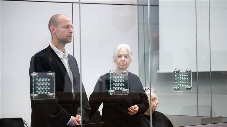 Die Staatsanwaltschaft Verden wirft der früheren RAF-Terroristin Daniela Klette versuchten Mord vor. Gemeinsam mit ihrem Verteidiger Lukas Theune weist sie diesen Vorwurf entschieden zurück. (Archivbild)