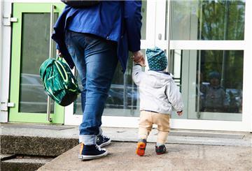 Die Stadt Brake reagiert auf den Bedarf und richtet für Kinder, die mit ihren Angehörigen aus der Ukraine geflüchtet sind, ein eigenes Betreuungsangebot ein. Dreimal die Woche findet es am Nachmittag in der städtischen Kita Braker Butjer an der Bahnhofstraße statt.