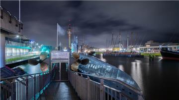 Die Havenwelten am Neuen Hafen in Bremerhaven bei Dunkelheit. Am Sonnabend, 22. März, findet wieder die Klimaschutzaktion Earth Hour statt.