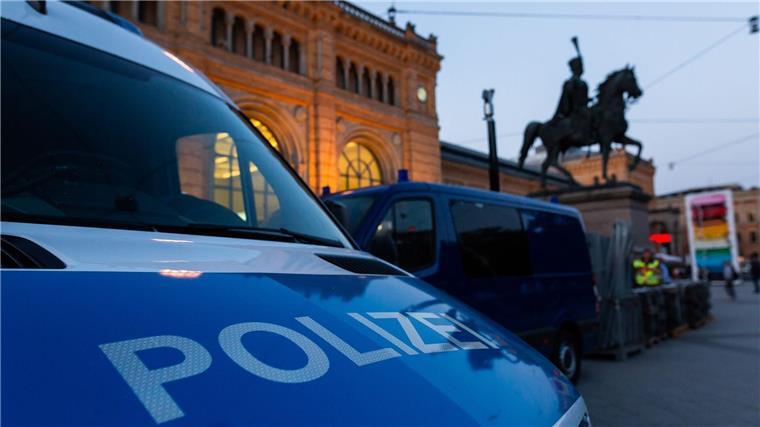 Hannover bündelt Polizeikräfte rund um den Bahnhof Die Stadt Hannover bündelt Einsatzkräfte um den Bahnhof.