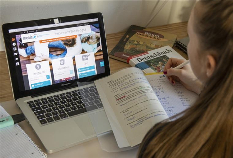 Die Stadt hat Schüler der weiterführenden Schulen inzwischen mit digitalen Endgeräten ausgestattet.