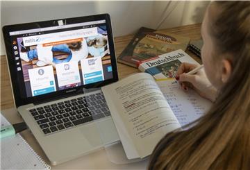 Die Stadt hat Schüler der weiterführenden Schulen inzwischen mit digitalen Endgeräten ausgestattet.