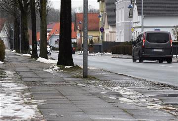 Die Stadt lässt am Südrand der Bahnhofstraße den 640 Meter Geh- und Radweg zwischen Mittelweg und Friedeburg-Kreisverkehr sanieren. 