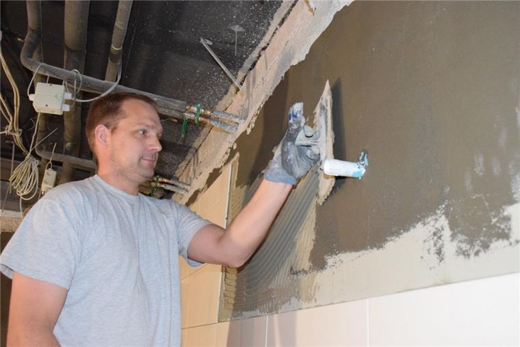 Die Stadt lässt beide Duschräume auf Vordermann bringen. Alles wird neu verfliest. Zudem werden die Deckenverkleidung, die Armaturen und die Duschköpfe erneuert.