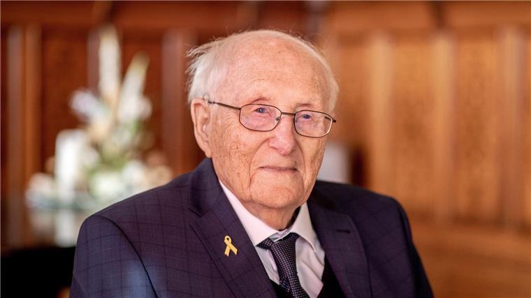Die Stadt Leer veranstaltet für ihren Ehrenbürger, den Holocaust-Überlebenenden Albrecht Weinberg, einen Geburtstags-Empfang mit vielen Gästen. (Archivbild) 