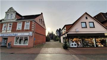 Die Stadt plant eine Bebauung im hinteren Bereich der Mattenburger Straße. Als Nadelöhr präsentiert sich die Zufahrt zwischen den Geschäftshäusern, die gleichzeitig Zugang zum Heckenweg ist. 
