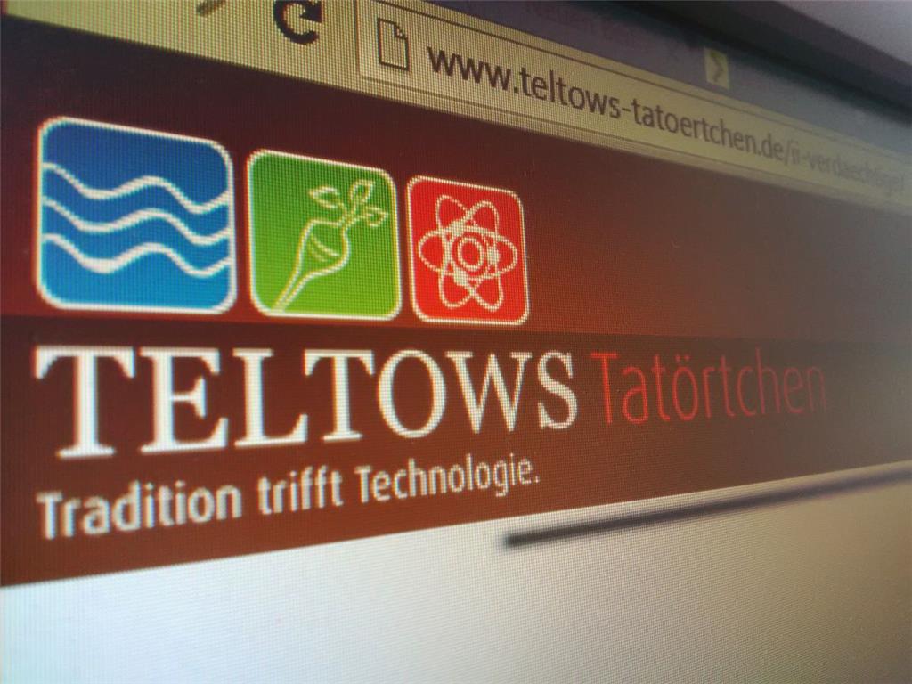 Die Stadt Teltow in Brandenburg hat im Herbst die Kampagne &quot;Teltows Tatörtchen&quot; gestartet, um Hundehalter zu mehr Sauberkeit zu bewegen: Zum Auftakt versammelte sich eine verkleidete Ermittlergruppe hinter Absperrbändchen um einen überdimensionalen Kothaufen und spürte dem Verursacher nach.
