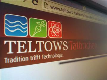 Die Stadt Teltow in Brandenburg hat im Herbst die Kampagne &quot;Teltows Tatörtchen&quot; gestartet, um Hundehalter zu mehr Sauberkeit zu bewegen: Zum Auftakt versammelte sich eine verkleidete Ermittlergruppe hinter Absperrbändchen um einen überdimensionalen Kothaufen und spürte dem Verursacher nach.