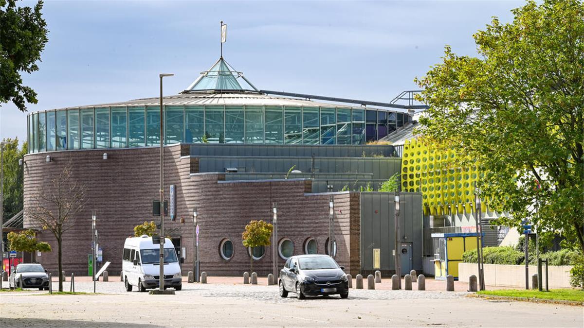 Autos stehen vor der Bremerhavener Stadthalle. 