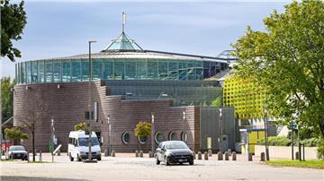 Autos stehen vor der Bremerhavener Stadthalle. 