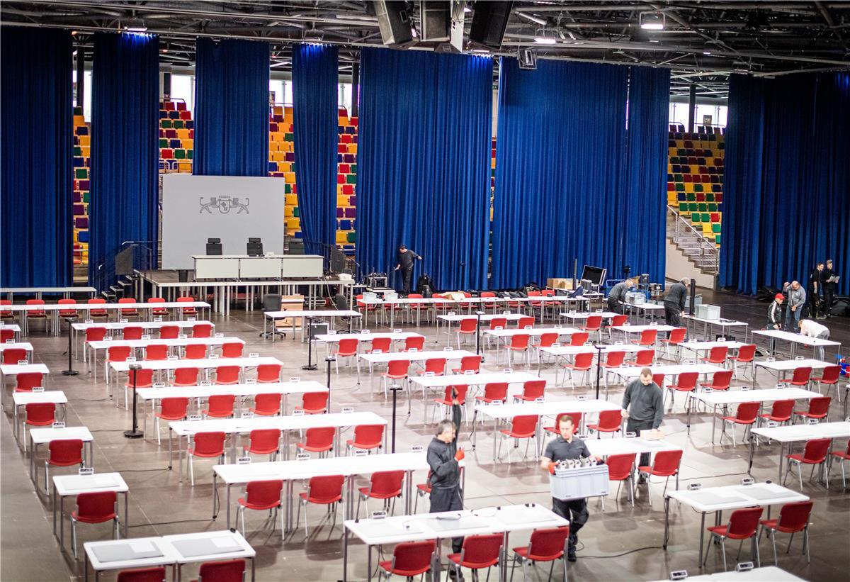 Die Stadthalle Bremerhaven bereitet sich auf die Tagung der Bremischen Bürgerschaft in der Hafenstadt vor. Tische und Stühle stehen schon, gefeilt wird an der Technik.