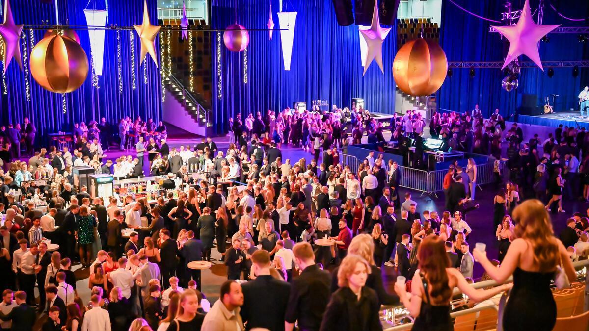 Strenge Sicherheitsregeln verhindern Weihnachtszauber in der Stadthalle Menschen feiern. Die Stadthalle Bremerhaven bleibt an Weihnachten ohne Megaparty – der Weihnachtszauber pausiert 2025 wegen baulicher Auflagen. Es soll eine Alternative geben.