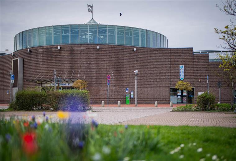 Endlich! Die Politik hat sich für die Sanierung der Bremerhavener Stadthalle entschieden Stadthalle Bremerhaven im April 2024