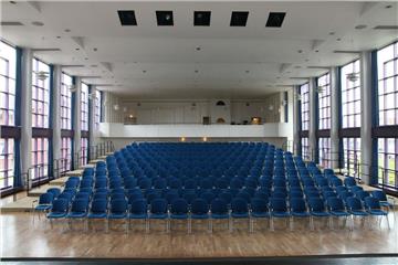 Die Stadthalle Friedeburg in Nordenham muss dringend saniert werden. Das könnte fast eine Million Euro kosten.