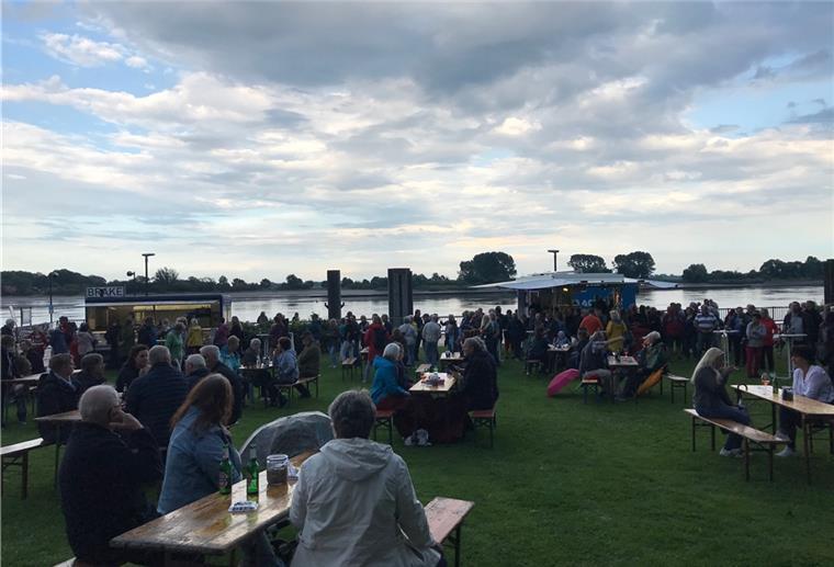 Die Stadtkaje ist die ideale Kulisse für eine Open-Air-Veranstaltung. Das zeigte sich beim Auftakt der gut besuchten Sommerlounge, bei der schließlich auch das Wetter mitspielte.