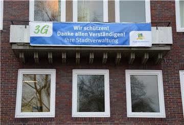 Die Stadtverwaltung hat einen Entwurf für den städtischen Haushalt 2022 aufgestellt. Doch das ist nicht alles: Mit einem Banner am Bürgermeister-Balkon bedankt sich die Verwaltung seit Dienstag bei den Bürgerinnen und Bürgern, die die 3-G-Regelung im Rathaus und die Maskenpflicht achten und unterstützen.