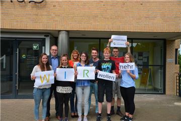 Die Stadtverwaltung und die Klimascouts Noemi Krebs (von links), Bürgermeister Thorsten Krüger, Miriam Krebs, Britta Murawski, Paula Mihaljica, Matthias Wittschieben, Tim Ludszuweit, Jannik Heinze und Luisa Hasselbring sind sich einig: Sie wollen etwas zum Klimaschutz beitragen.