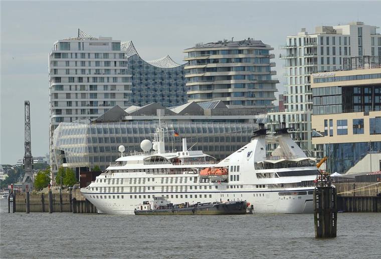 Hamburg-Premiere: Luxuriöses Mini-Kreuzfahrtschiff zieht alle Blicke auf sich